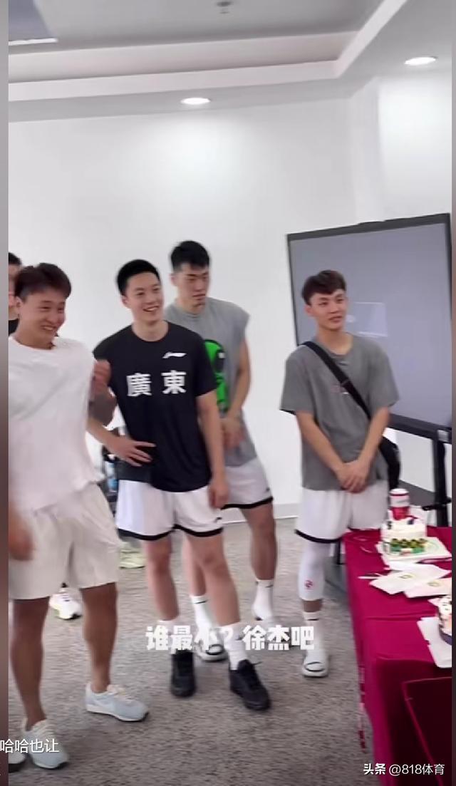 老六!广东全运男篮集结为焦泊乔庆生,赵睿周鹏老登拍蛋糕眉飞色舞